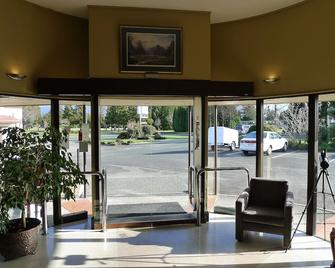 The Village Inn Hotel - טה אנאו - לובי