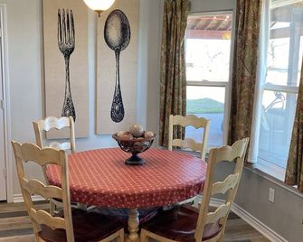 Peaceful country location 10 minutes from lake & 30 minutes from casinos. . - Whitesboro - Comedor