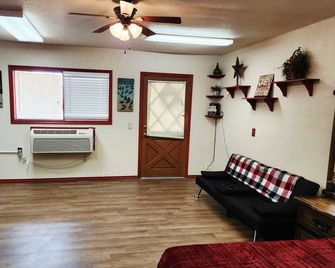 Cute cozy 1-bedroom apartment in welcoming white mountain lakes with WiFi, AC - Show Low - Wohnzimmer