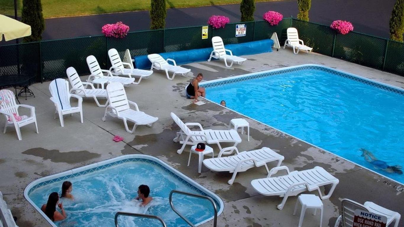 Sierra Sands Family Lodge