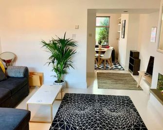 Stylish comfortable home with free parking - מנצ'סטר - סלון