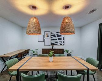 Rustic Modern Escape 4-Bd 2-Ba With Pool & Patio - Missouri City - Jídelna
