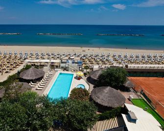 Grand Hotel Azzurra Club - Lido Adriano - Strand