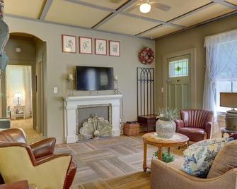 Charming 3bdr Magnolia cottage with heated saltwater pool, AC and WiFi in Amenia - Amenia - Living room
