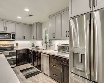 Backyard Oasis w/ Hot Tub & Views: Weaverville Gem - Weaverville - Kitchen
