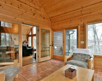 Beautiful Cedar Chalet Lake Cabin on Middle Lake!!! - Trego - Sala de estar