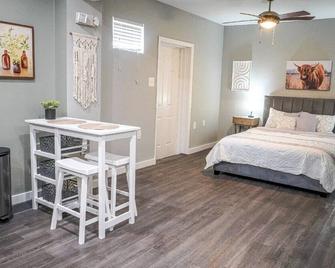 Cozy Studio Apartment - York - Bedroom