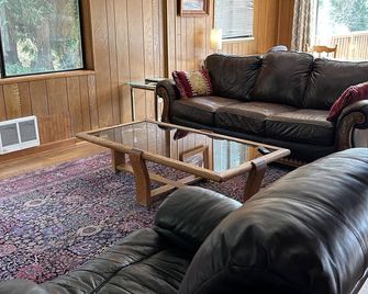 Quiet country farmhouse, the scenery says it all - near Beaver PGE Power Plant. - Clatskanie - Sala de estar