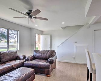 Central Bakersfield Townhome With Privat - Bakersfield - Salon