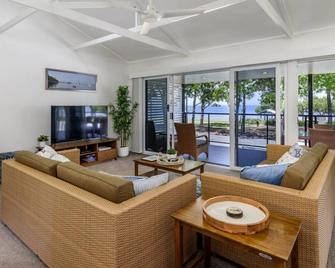Waterfront Retreat with room for a boat - Welsby Pde, Bongaree - Bongaree - Living room