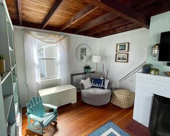 Summersalt Madison: New England shoreline charm 2-3 minutes from private beach - Madison - Living room