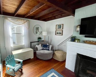 Summersalt Madison: New England shoreline charm 2-3 minutes from private beach - Madison - Obývací pokoj