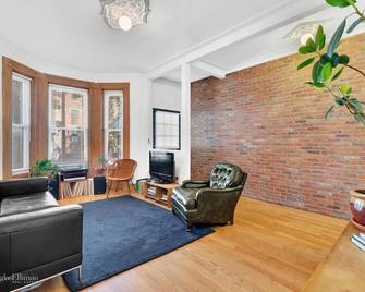 Gorgeous two story private home and garden 1/2 a block from McGolrick Park - Brooklyn - Salon