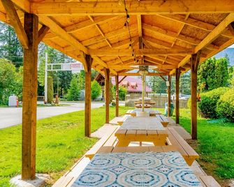 Holiday Motel & RV Resort - Hope - Patio