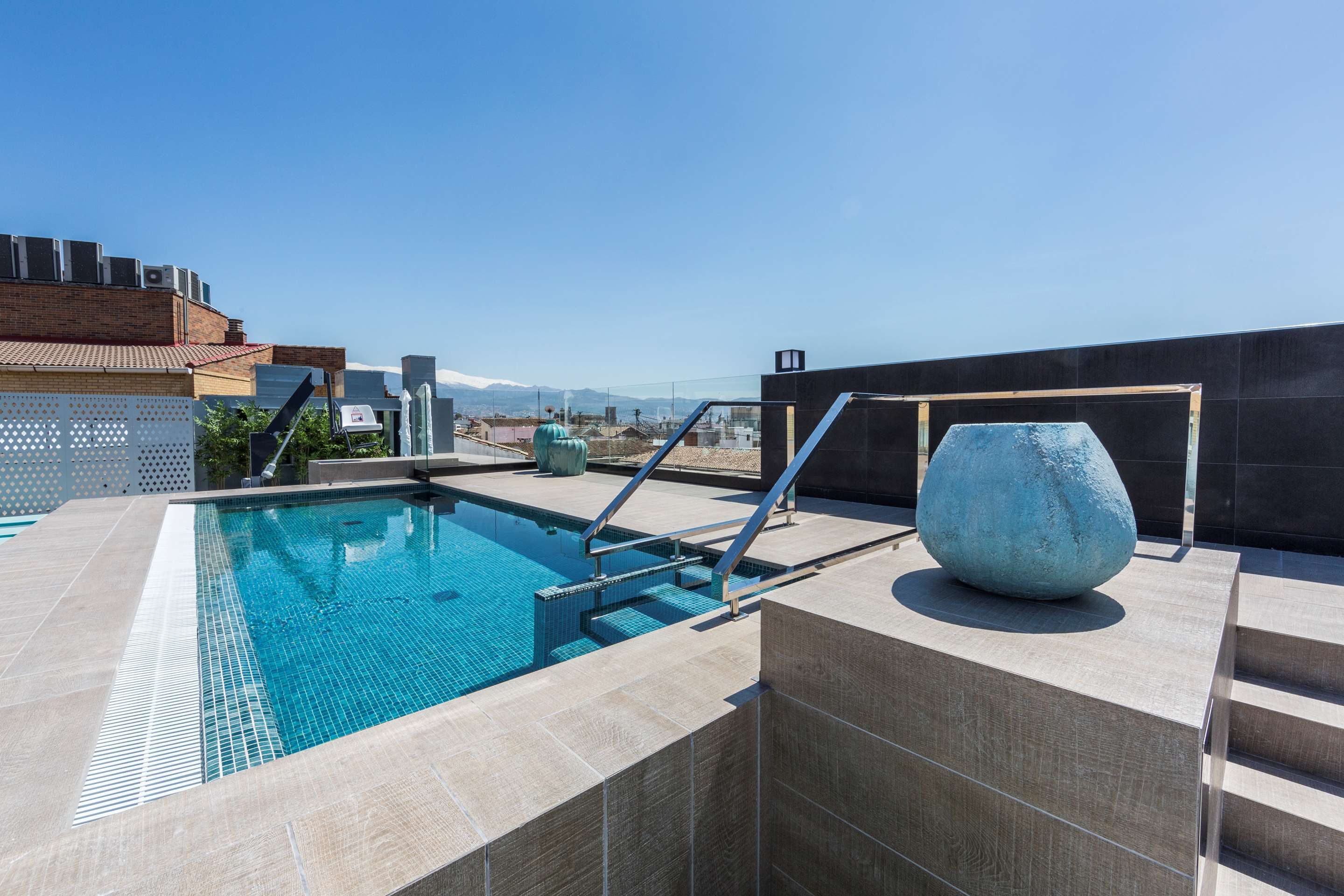 Piscina del hotel Catalonia Granada