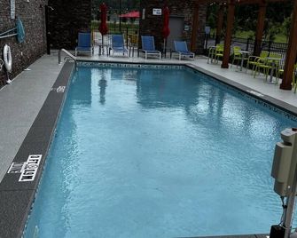 Home2 Suites by Hilton Hinesville - Hinesville - Svømmebasseng