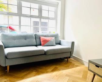 Stylish designer 1 bedroom apartment - London - Living room