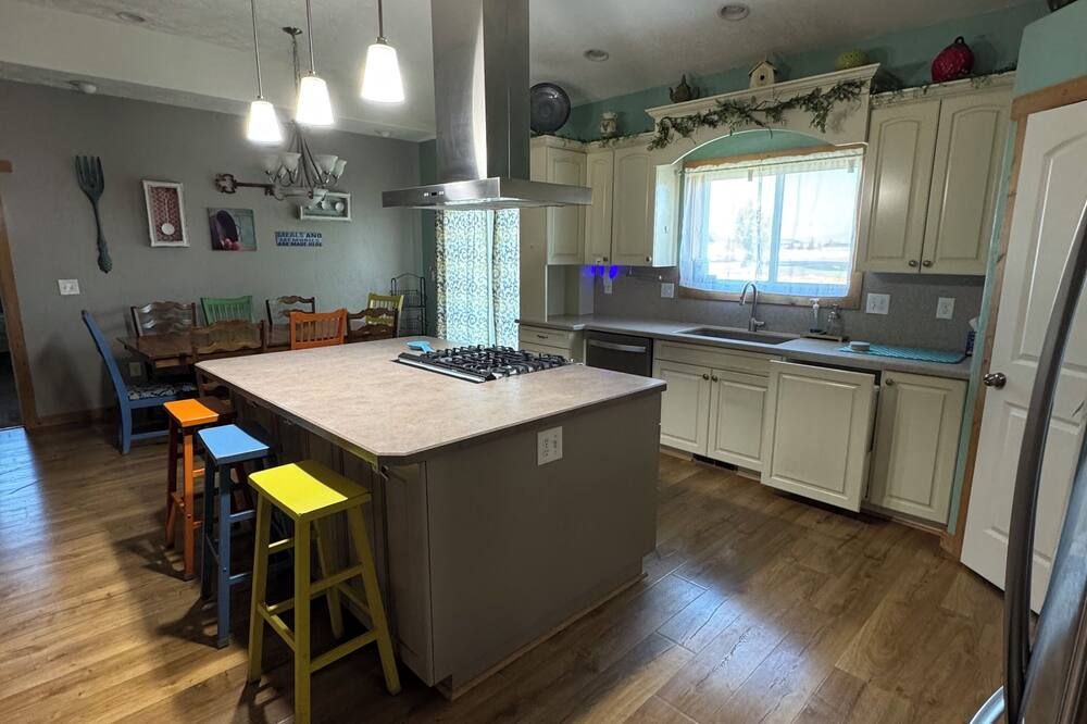 Spacious 5-bedroom house in charming Cowley with AC and a view of the Pryor Mtns