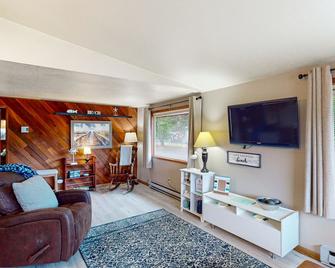 South Beach Getaway - Grayland - Living room