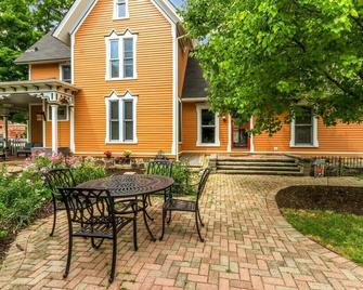 Sheldon House |Historic Lake Geneva Home |Garden Patio |Walkable to all LG has to Offer |Parking - Lake Geneva - Patio
