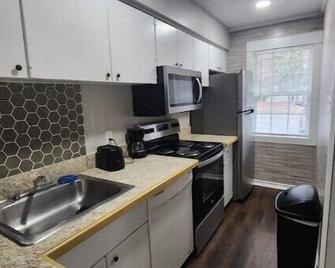 Great 2 Bedroom Apartment #C - Bryant - Bryant - Keuken