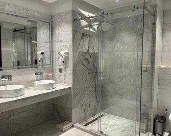 The Rumi Hotel & Residences - Dushanbe - Bathroom