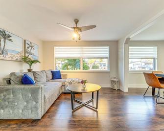 Oasis w/ Heated Pool: 5 Mi to Anclote Gulf Park! - Holiday - Sala de estar