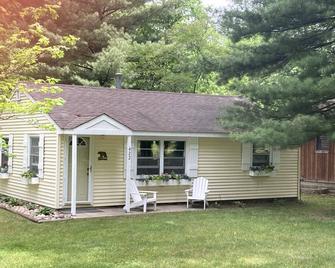 Lakeview! 2 block walk to township beach, park and dock! Clean - Higgins Lake - Patio