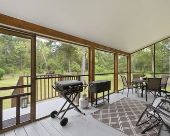 Private 18-Acre Texas Retreat with Pool and Bass Pond - Dayton - Balcón