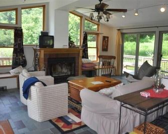 Spacious 4 Bedroom Okemo Home in Ludlow, minutes to the slopes. - Ludlow - Living room