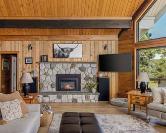 Dog-friendly, 2-level gorge view home with hot tub, lovely deck, central AC, W&D - The Dalles - Wohnzimmer