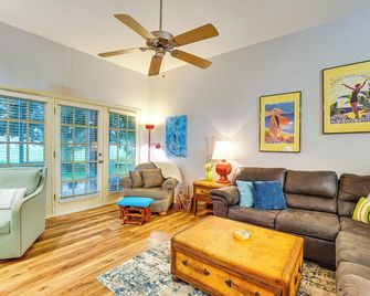 Sunny Titusville Retreat Near Space Coast! - Titusville - Huiskamer