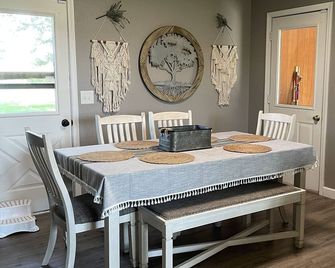 The Queen Bee Farm Stay/Hot tub - Park Hills - Eetruimte