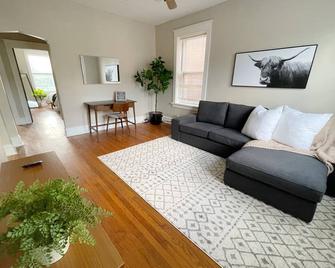 Clean and Cozy 2-Bed near Route 66 and Tower Grove - St. Louis - Wohnzimmer