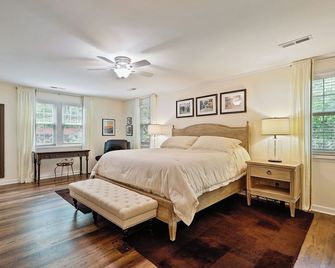 Cedar Cottage at Lake Guntersville Located a block from boat launch and park - Guntersville - Bedroom