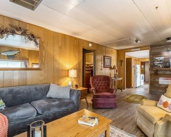 Charming riverfront house with firepit, grill & mountain view - Hungry Horse - Living room