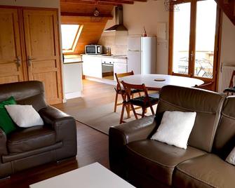 Large, Neat, Very Pleasant Gîte With Terrace And View Over The Valley - Pontgibaud - Salon