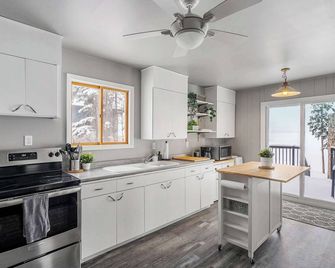 Lakefront Cabin - Cozy Retreat - 5beds - Tv - Wifi - Barrhead - Kitchen