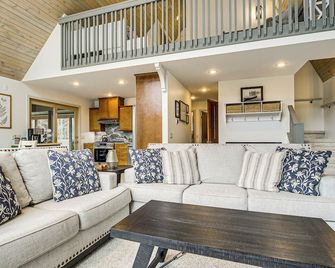 2 Mi to Sand Valley Family Getaway with Deck! - Nekoosa - Living room