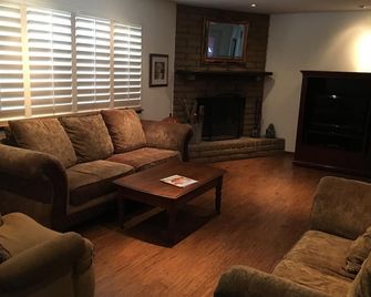 Gateway to Yosemite’s Charming Home - Coarsegold - Living room