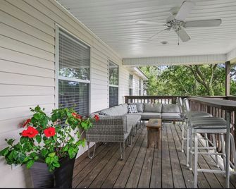Lovely 1-bedroom house in charming Old Mandeville close to the lakefront! - Mandeville - Balcón