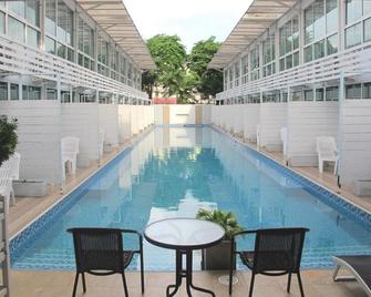 بول فيلا آت ددونموانج - بانكوك - حوض السباحة