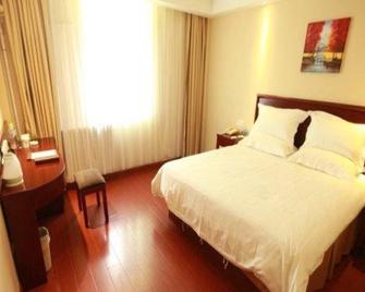 Greentree Inn Heze Mudan Road Bus Terminal Station Express Hotel - Heze - Спальня