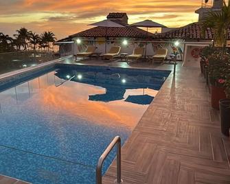 هوتل إنشينو ماليكون سنترو بويرتو فالارتا - بورتو فولارتا - حوض السباحة