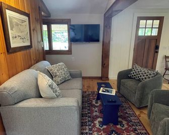 Newfound Lake, cozy cottage, minutes to beach. - Bristol - Living room