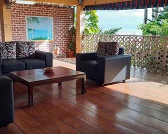 Hotel El Delfin - Livingston - Balkon