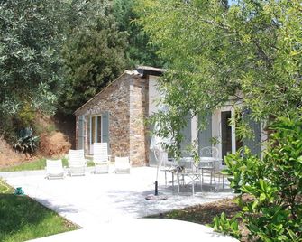 Villa renovated July 2015, contemporary in a park of 30 Ha - La Croix-Valmer - Binnenhof