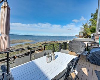 Coastal PNW Home on Swimmable Beach w/ Hot Tub! - Stanwood - Balcón