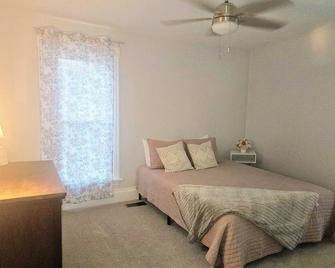 Charming 3-bedroom house with WiFi and AC in Brookville's quiet Northside - Brookville - Ložnice