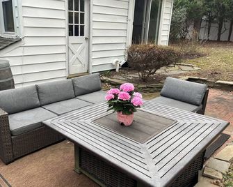 Charming Stony Brook Cottage. Walk to village, marina, sand st. beach& Stony U. - Stony Brook - Patio
